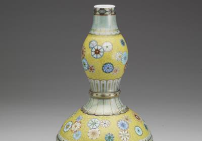 图片[3]-Revolving gourd-shaped vase with decoration of floral pattern on yellow ground in yangcai painted enamels, Qianlong reign (1736-1795), Qing dynasty-China Archive